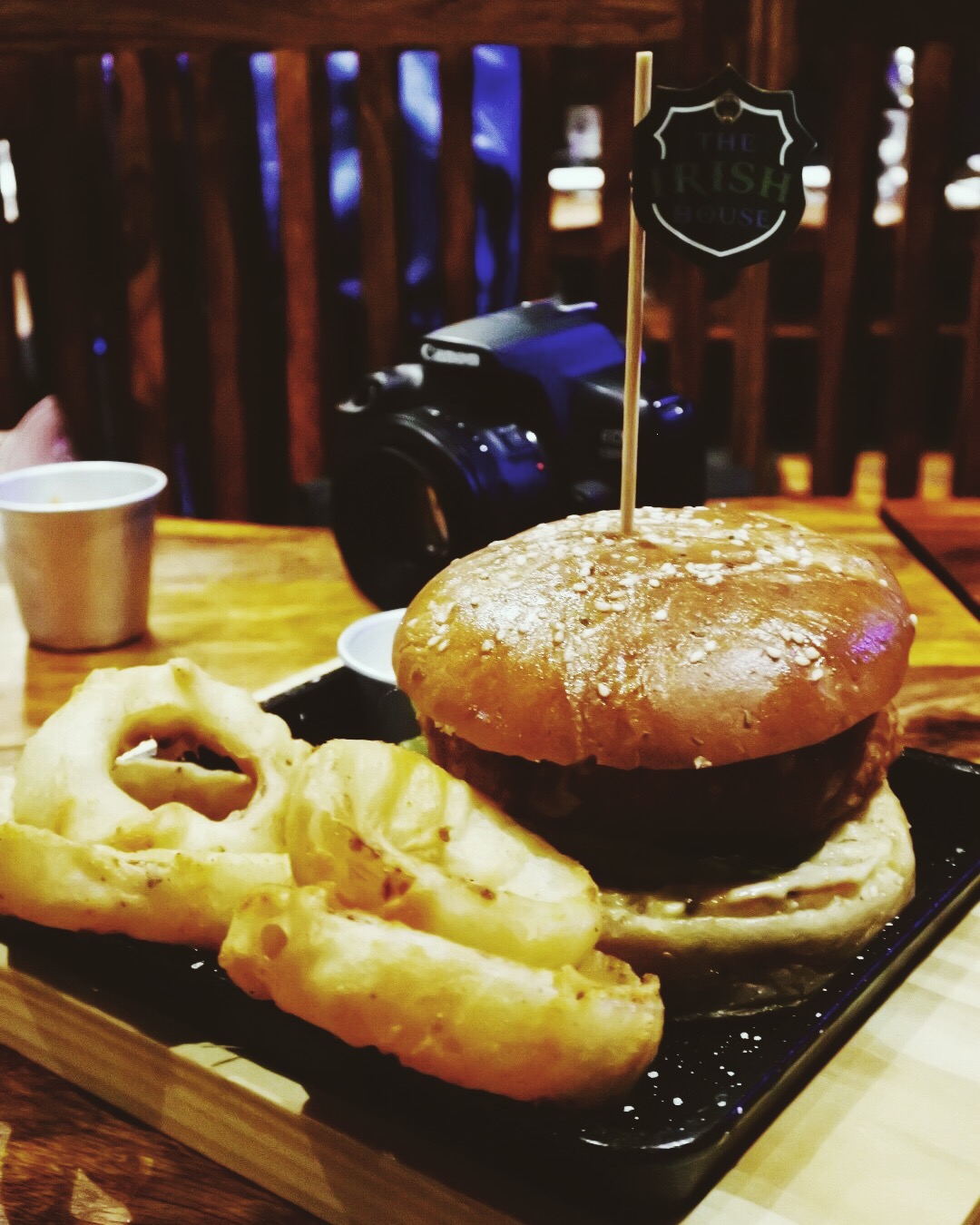 The burger accompanied by onion rings
